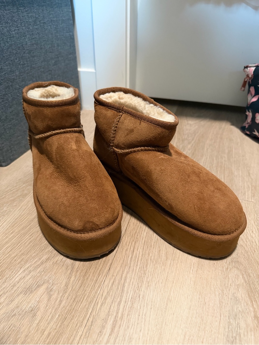 EMU Platform Boots - Picture 2 of 3